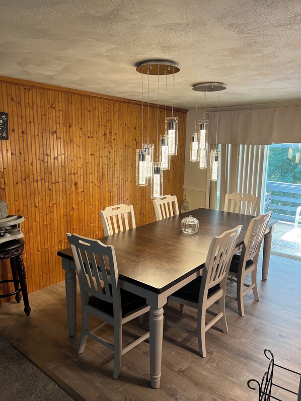 Dining - 3 Bedroom Apartment next to the Commuter Rail (Wilmington)