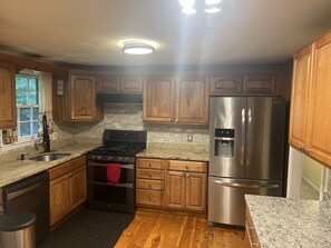 Private kitchen - 3 Bedroom Apartment next to the Commuter Rail (Wilmington)