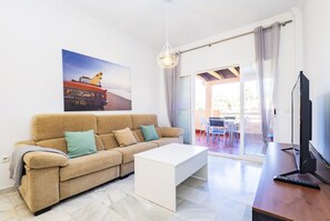 TV - Cubo's Cabopino Beach Marbella Apartment / First line of the beach / air conditioning / free wifi (Marbella)