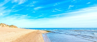 Cubo's Cabopino Beach Marbella Apartment / First line of the beach / air conditioning / free wifi