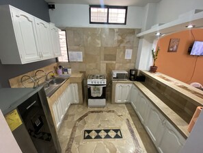 Kjøleskap, mikrobølgeovn, ovn og kokeplater