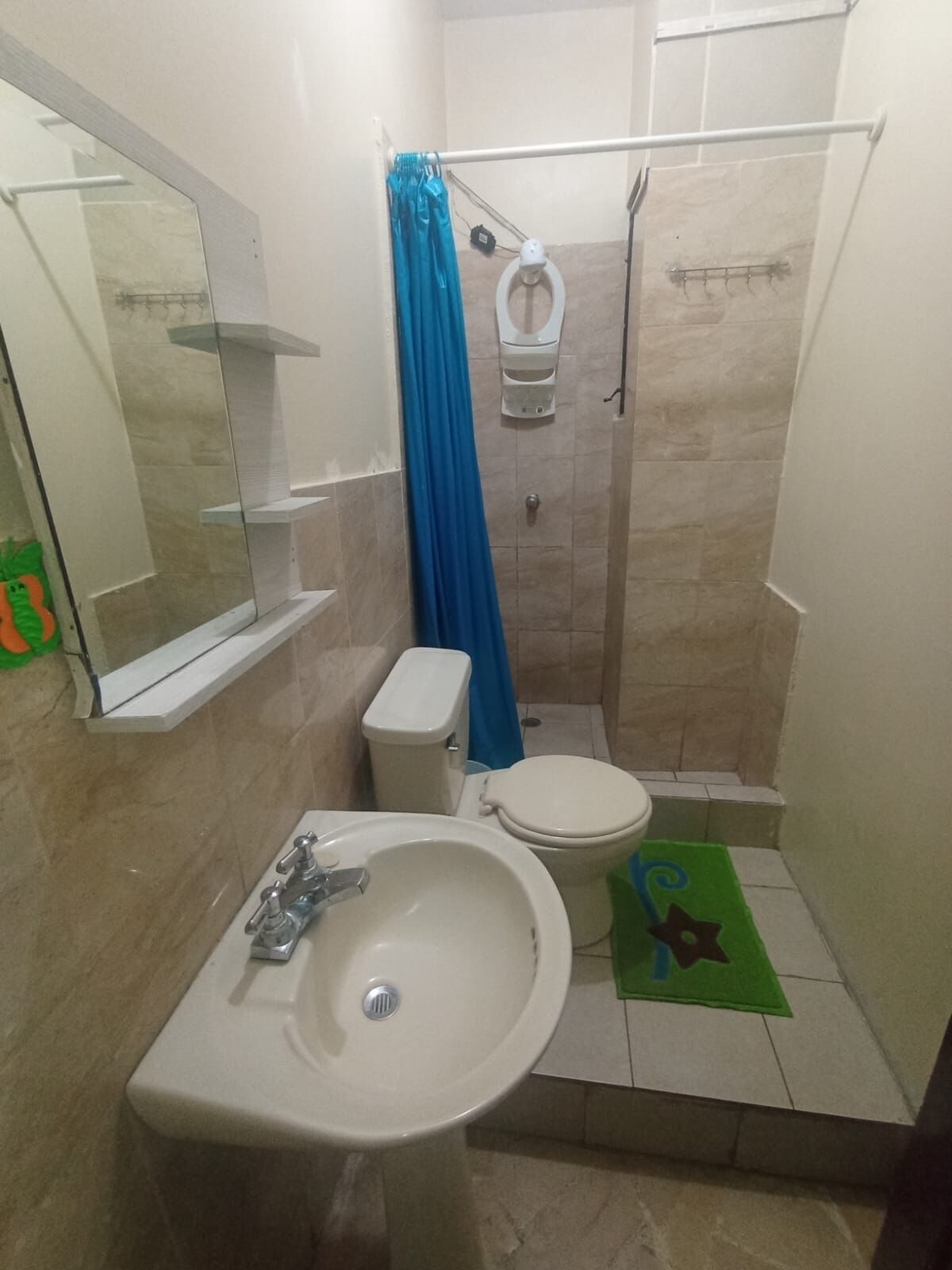 Bañera de hidromasaje, secador de pelo, toallas y jabón