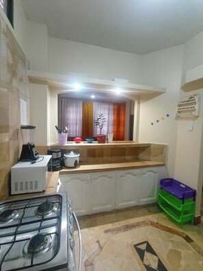 Fridge, microwave, oven, stovetop - Acogedores Departamentos Independientes en la Garzota 5 mts del Aeropuerto (Guayaquil)
