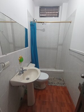 Baignoire à jets, sèche-cheveux, serviettes fournies, savon
