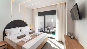 Et moderne hotelværelse med en stor seng, et fjernsyn og en balkon med et pool.