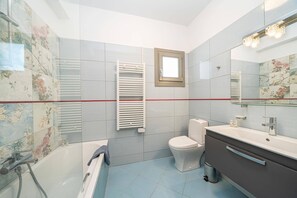 Secador de cabelo, toalhas de banho