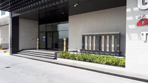 Studio | Exterior detail - Remarkable 2-bed Apartment in Dubai (Dubai)