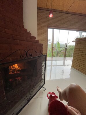 Interior - Casa Mohini: Deck Para Montanha e Lareira. Piscina Natural e Templo a 5 min (Teresópolis)