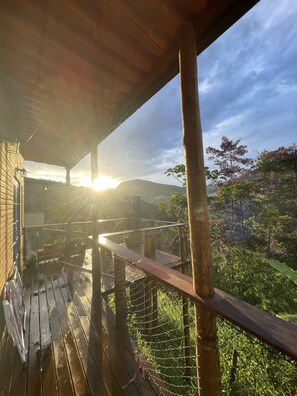 Terrace/patio - Casa Mohini: Deck Para Montanha e Lareira. Piscina Natural e Templo a 5 min (Teresópolis)