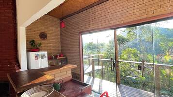 Fridge, oven, stovetop, blender