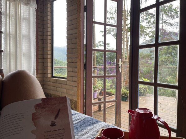 Interior - Casa Mohini: Deck Para Montanha e Lareira. Piscina Natural e Templo a 5 min (Teresópolis)