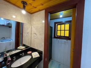 Suihku, hiustenkuivaaja, pyyhkeet, saippua