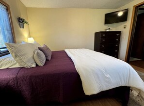 4 bedrooms, desk, iron/ironing board, travel crib
