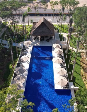 Outdoor pool - Beautiful and Relaxing Ground Floor Apartment in front of the pool (Playa del Carmen)