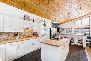 Fridge, microwave, oven, stovetop - Lakeside Retreat: 5-BR Cottage in Parry Sound (Parry Sound)