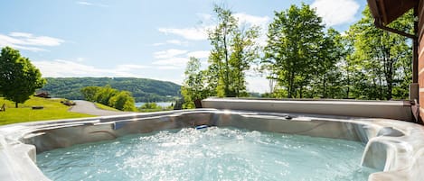 Tina de hidromasaje al aire libre