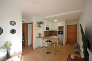 Fridge, microwave, coffee/tea maker, electric kettle - 73 - Apartamento Calima (Tarifa)