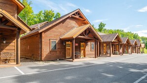 Rivissä on useita hirsihyttejä, joissa on jyrkät katot, puiset ovet ja ikkunat.
