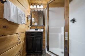 Haartrockner, HandtĂŒcher, Seife, Toilettenpapier