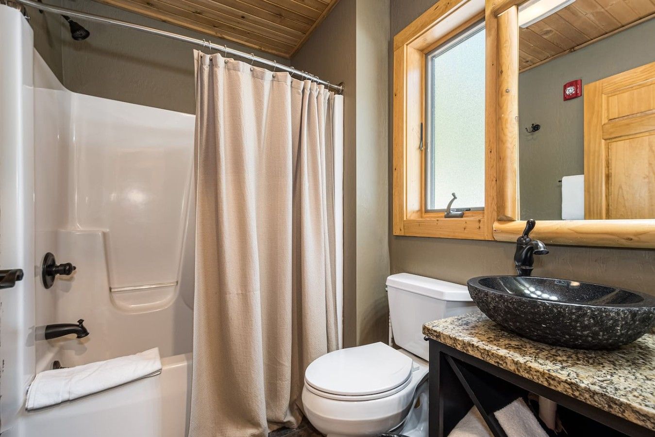 Une salle de bain avec une baignoire, des toilettes et un lavabo.