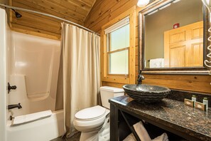 Secadora de cabello, toallas, jabón, papel de baño 