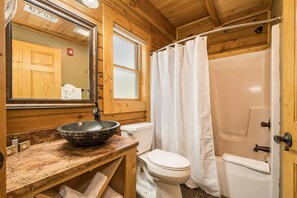 Haartrockner, Handtücher, Seife, Toilettenpapier
