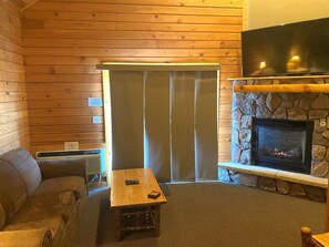 Living area - C50L - King, Queen, Bunkbed, Loft, Dog Friendly (McHenry)