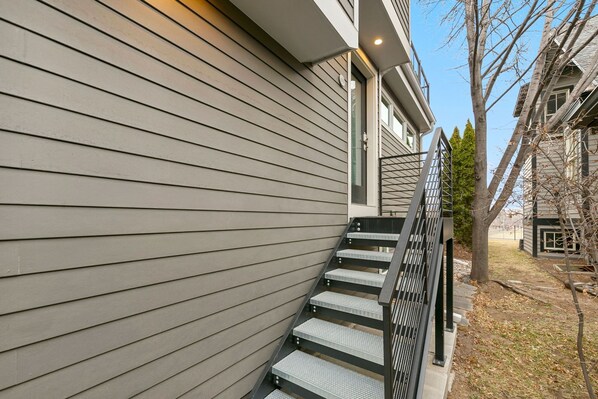 Property grounds - Luxury Living Walk to Poudre Trail and Old Town! (Fort Collins)