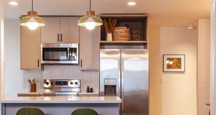 The Montclair - Luxe, design-forward 2br/2ba in southwest Springfield w/ bikes!