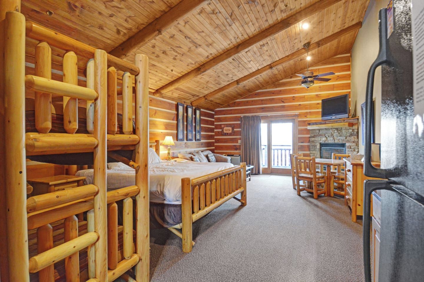 L’intérieur d’une cabane en rondins comprend un lit, un coin repas et une cuisine.