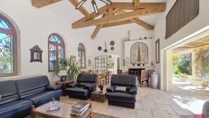 TV, fireplace - VILLA LE MAS DE PERSE (Le Plan-de-la-Tour)
