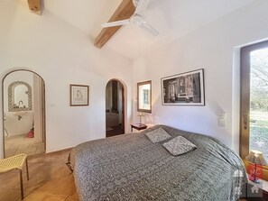 4 slaapkamers, een strijkplank/strijkijzer, internet