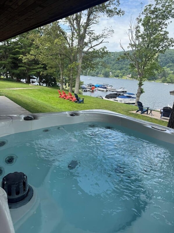 Ein Whirlpool mit Blick auf einen See und Boote.