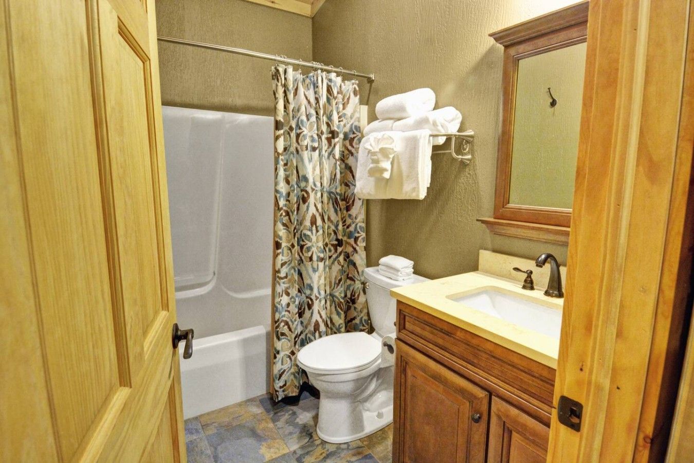 Une salle de bain avec une baignoire, des toilettes et un lavabo.