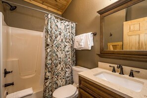 Ein Badezimmer mit einer Badewanne, Toilette und Waschbecken.