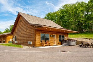 Exterior - Grandview Cabin Suite 26-Hot Tub (McHenry)