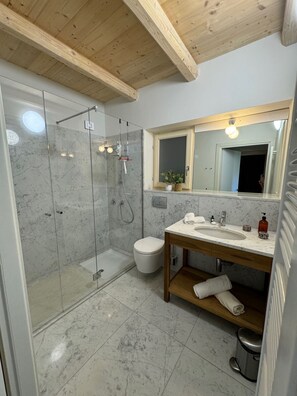 Free toiletries, hair dryer, bidet, towels - Villa La Ginestra with private pool Piemonte (Bistagno)