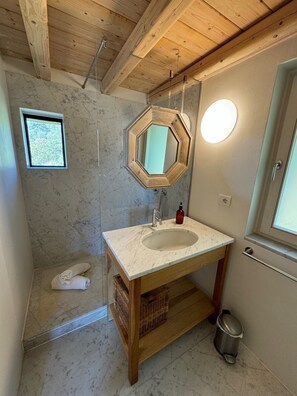 Amenidades de baño gratuitas, secadora de cabello, bidet, toallas 
