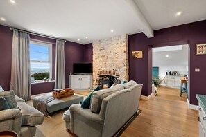 Smart TV, fireplace, DVD player, ping pong - Channel View - Luxury Cottages (Swansea)