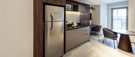 Suite estudio familiar | Cocina privada | Frigorífico grande, microondas, placa de cocina y utensilios de cocina
