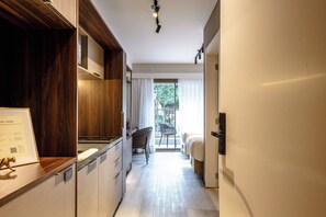 Suite Standar, 2 Tempat Tidur Twin | Dapur pribadi | Lemari es besar, microwave, kompor, dan peralatan masak/sendok-piring