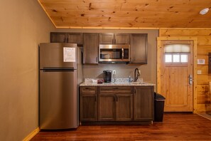 Refrigerador, microondas y cafetera y tetera 