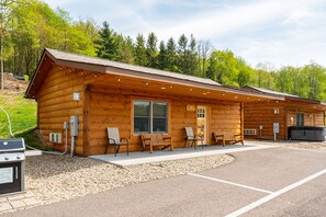 Exterior - Grandview Cabin Suite 29-Full Kitchen (McHenry)