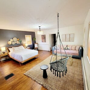 6 soverom, skrivebord, strykejern/-brett og reiseseng for barn