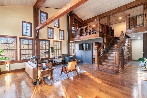 Smart-tv, tafelvoetbal, een tafeltennistafel en boeken