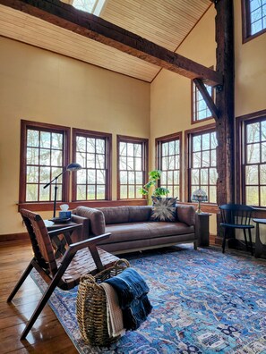 Smart-TV, fotballspill, bordtennis og bøker