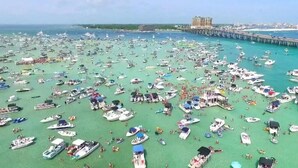 Un port de plaisance rempli de nombreux bateaux et de beaucoup de monde.