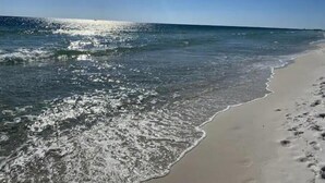 Une plage à l’eau claire et au rivage sablonneux.