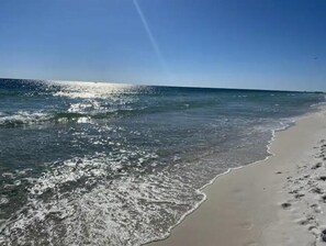 Sun-loungers, beach towels - Luxury Condominium with Complimentary 12 Person Pontoon Boat & Dock (Destin)