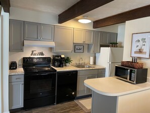 Kjøleskap, mikrobølgeovn, ovn og kokeplater